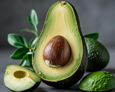7 Reasons Why You Should Eat an Entire Avocado Every Day